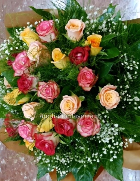 Bouquet di rose colorate