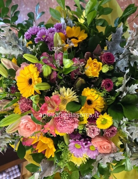 Bouquet con fiori assortiti