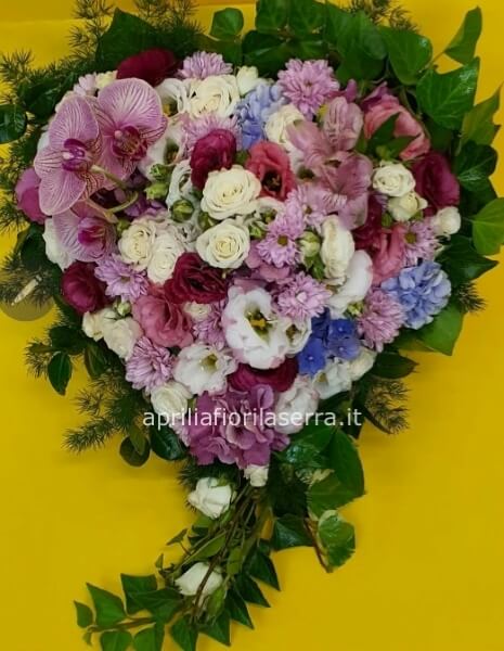 Cuore di fiori freschi, colori assortiti.