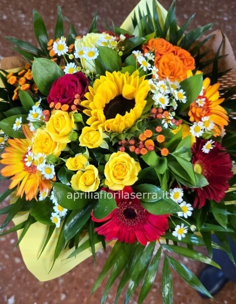 Bouquet assortito di fiori freschi colorati.